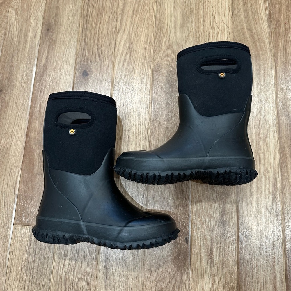 BOGS Insulated, waterproof Boots (size 1)